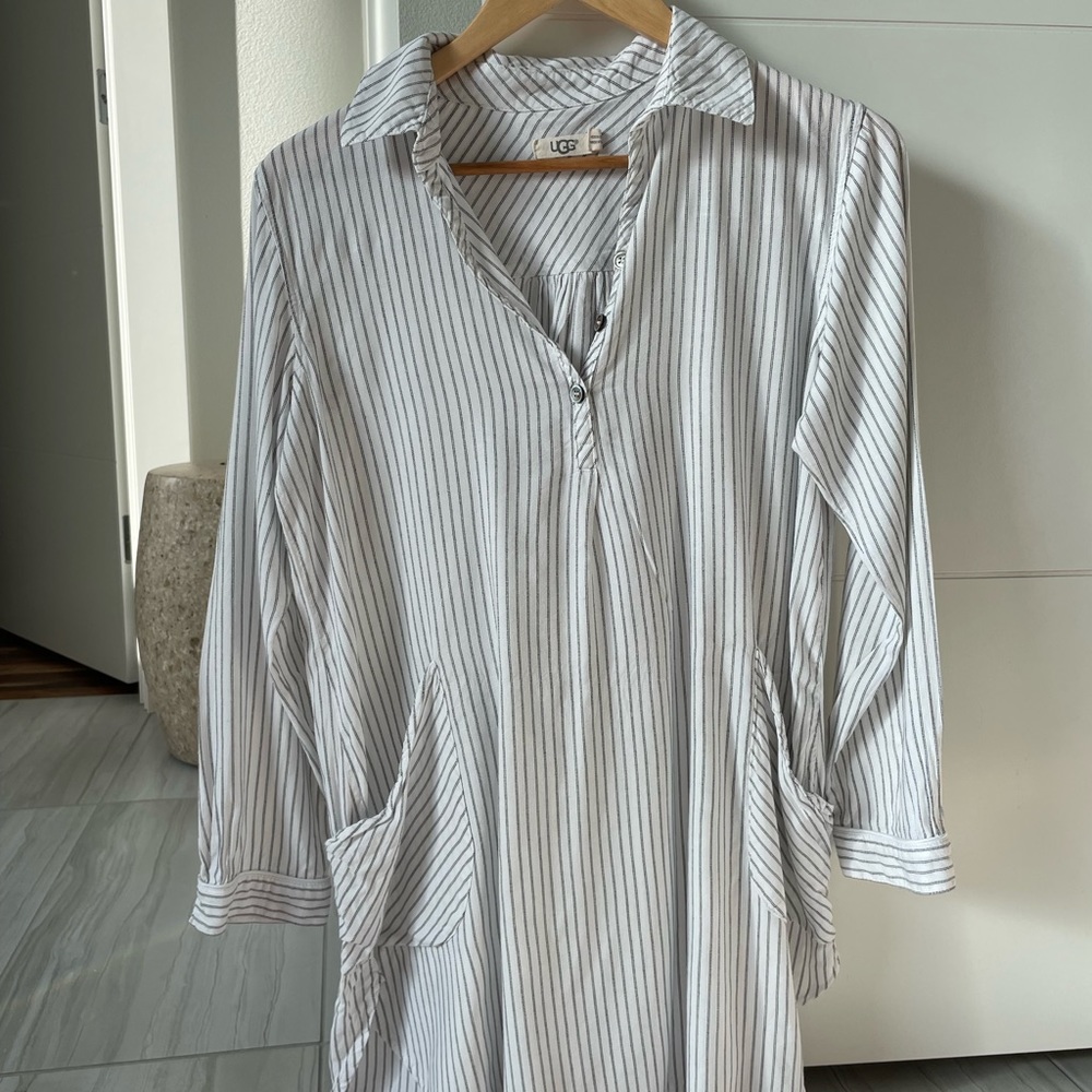 A long Ugg shirt with pockets